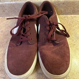 Nike Men's Maroon Sneakers
